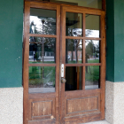Puerta con los cristales rotos de la casa de Mansilla de las Mulas donde tuvo lugar el asesinato. MARCIANO PÉREZ