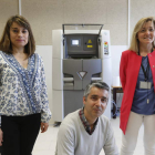 Susana Martínez, Joaquín Barreiro y Ana Isabel Fernández, junto a la nueva herramienta. JESÚS