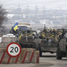 Blindados del Ejército ucraniano en los alrededores de Mariupol, este martes.