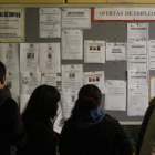 Parados buscan ofertas de trabajo en una oficina de empleo de la capital.