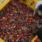 Cientos de piezas, miles, esperan a los chavales en la Lego Fun Factory del centro comercial Espacio León.