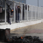 Exterior de la factoría de Vestas, ayer a mediodía, con los rescoldos de las protestas de los empleados. RAMIRO