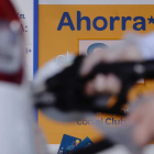 Un hombre se dispone a echar gasolina a su vehículo en una estación de servicio. NACHO GALLEGO