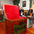Tomás Gallego, concejal de Hacienda, llama en directo al ganador de los 3.000 euros.