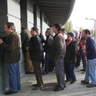 Varios aficionados compran una entrada en las taquillas para un partido de la campaña pasada.