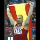 El lanzador leonés Manuel Martínez ha hecho historia tras conseguir el primer oro español en unos mundiales en pista. Un centímetro, con el que sumó 21,24 metros, le dío el oro en Birmingham.