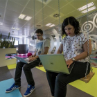Dos empleados de la oficina de Skyscanner.