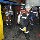Miembros de los servicios de rescate en la mina de carbó Severnaya.