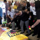 Amparo Salazar, madre del opositor Fernando Albán, deja una rosa sobre su tumba.