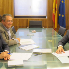 El presidente de CHD y un técnico se reunieron con el alcalde de Villaquilambre, Manuel García. DL