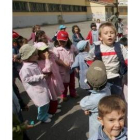 Niños del Emilia Menéndez, en un recreo en el colegio
