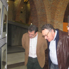 Los alcaldes de Sabero y Bembibre, y el director del museo, contemplan una fotografía.