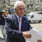 El expresidente de la Diputación y del PP de Ourense José Luis Baltar, a su salida del Palacio de Justicia tras la primera sesión del juicio celebrado en la Audiencia Provincial de Ourense.