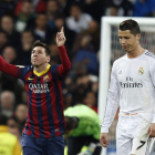 El delantero del Madrid Karim Benzema protege el balón ante el defensa del Barcelona Gerard Piqué.