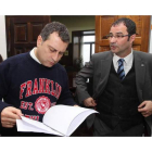Reiner Cortés revisa el borrador presupuestario ante la mirada de Neftalí Fernández.