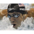 El nadador estadounidense Michael Phelps compite en la semifinal de 200m.