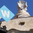 Cartel del anuncio de zona wifi gratuita en paseo de Gràcia, frente a la Pedrera.