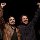 Iglesias y Garzón presentan el acuerdo en la Sala Mirador, en el barrio de Lavapiés (Madrid).