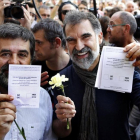 El presidente de la Asamblea Nacional Catalana (ANC), Jordi Sanchez, y el d Òmnium Cultural, Jordi Cuixart, muestran papeletas del referendum del 1-O en Barcelona.