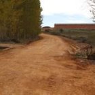 El trayecto del camino de Alcoba a Celadilla se estrecha en los dos puentes que cruza la vía