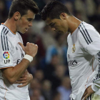 Bale y Cristiano Ronaldo conversan durante uno de los partidos del Real Madrid.