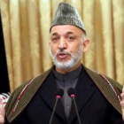 El presiente afgano, Hamid Karzai, se dirige a los periodistas en rueda de prensa en Kabul