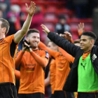 Los jugadores del Wolverhampton celebran el triunfo sobre el Liverpool en Anfield.