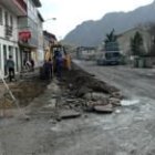 Aspecto de una de las calles durante los trabajos de mejora de la acometida