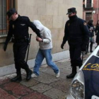 Pedro Rozas Álvarez llega a la Audiencia Provincial con la cara cubierta escoltado por dos agentes