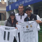 Sergio García y su prometida, Angela Akins, posan junto a Gareth Bale.