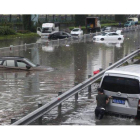 Una carretera permanece anegada por las lluvias.