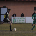 Néstor (i), el mejor de la Deportiva, despeja ante Luisfe.