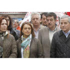 La concejala Nuria Lesmes junto al alcalde de León en la manifestación del tren. A la izquierda, la concejala María José Álvarez Casáis