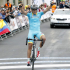 Mikel Landa celebra su triunfo la quinta etapa de la Vuelta al País Vasco.