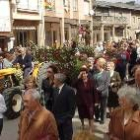 Una treintena de tractores engalanados con flores acompañaron al santo en procesión