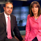 Imagen de archivo de la presentadora Ana Blanco con Alfredo Urdaci.