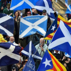 Banderas escocesas y esteladas en la marcha en Glasgow para pedir un nuevo referéndum sobre la independencia de Escocia.
