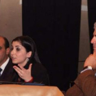 La historiadora se dirige al auditorio en presencia de Jesús Sanz y Javier Rivera.