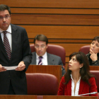López, observado por sus compañeros  de grupo, ayer en el Pleno de las Cortes en Valladolid.