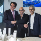 Santiago Calatrava, Sammy Lee, vicepresidente de Knight Dragon y el alcalde de Londres, Sadiq Khan. WILL OLIVER