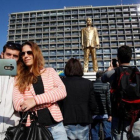 Estatua del primer ministro israelí Benjamin Netanyahu derribada en Tel Aviv.