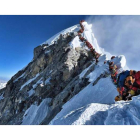 Colas y esperas para coronar la cima del Everest, una singular imagen de una montaña hasta hace poco inaccesible. AFP