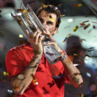 Roger Federer besa el trofeo que lo acredita como ganador del Master 1.000 de Shanghái.
