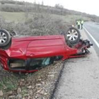 Imagen de un coche que volcó ayer tarde, en San Cipriano de Rueda