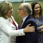 Pilar del Olmo saluda al ministro Montoro. RAQUEL P. VIECO