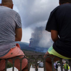 Varias personas observan la actividad de la erupción desde Tajuya, en El Paso. RAMÓN DE LA ROCHA