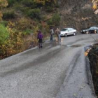 El puente de la pista minera no tiene vallas de protección