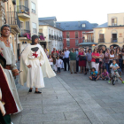 Actores y público al comienzo de la visita teatralizada en la plaza del Ayuntamiento.