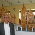 Blas Bautista Aparicio posa junto a algunas de sus pequeñas obras de arte
