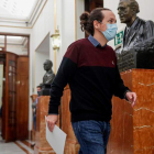 Pablo Iglesias, en los pasillos del Congreso. EMILIO NARANJO
